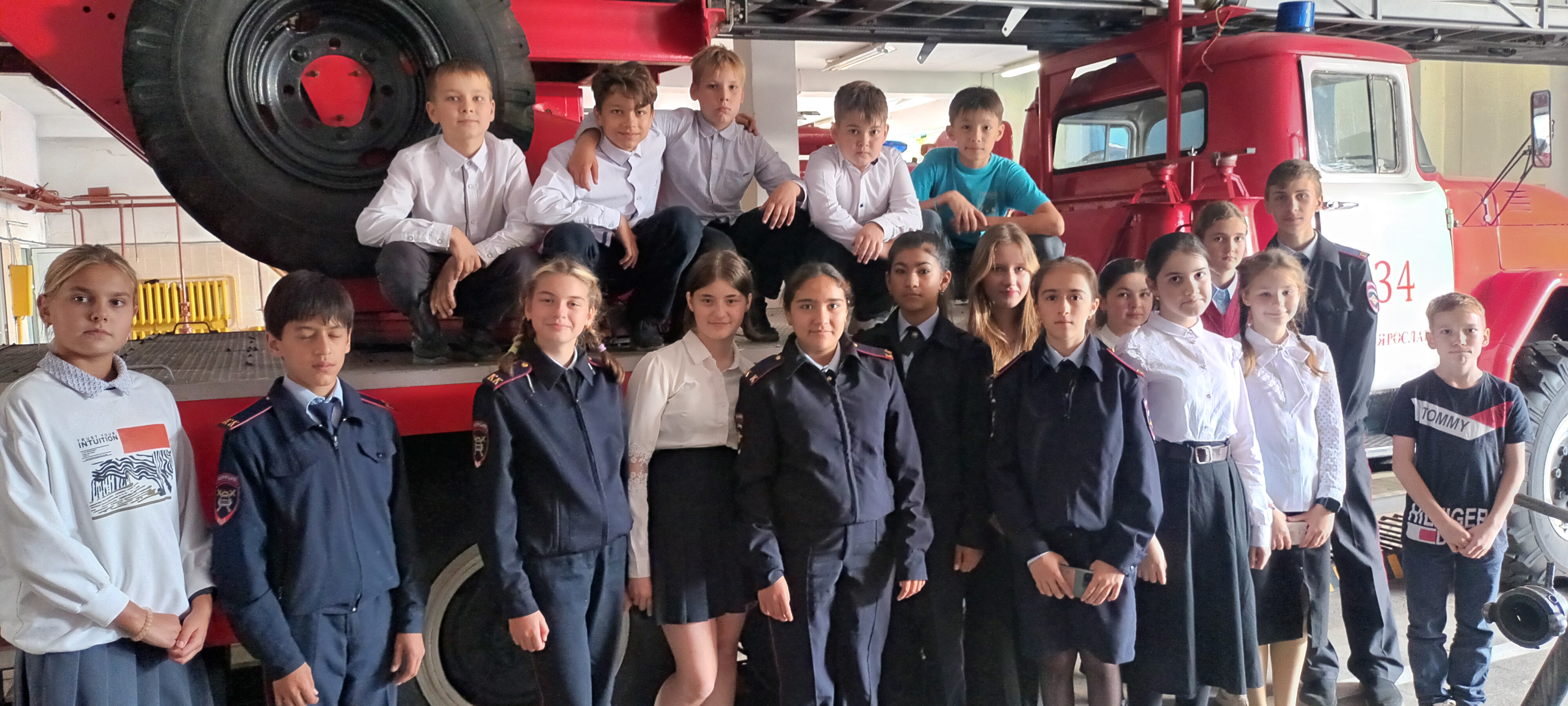 Учащиеся 6 «Г» класса с классным руководителем Федоровой О.П. посетили  34 пожарно-спасательную  часть..